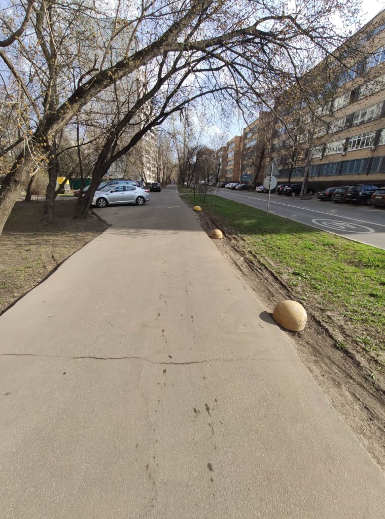 Обустройство тротуара бордюрами на  ул. Павла Корчагина, д. 13