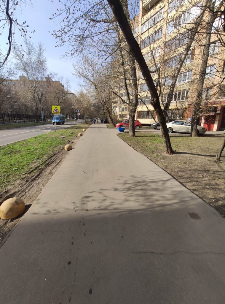 Обустройство тротуара бордюрами на  ул. Павла Корчагина, д. 13