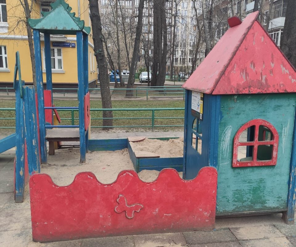 Две площадки на Новоалексеевской, д.15 и д.17 нуждаются в ремонте