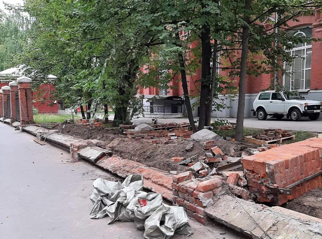 Начались работы по восстановлению исторического ограждения на Новоалексеевской улице