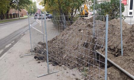 При проведении работ по прокладке инженерных сетей по адресу ул. Павла Корчагина, д. 2А подрядчик завалил тротуар землей
