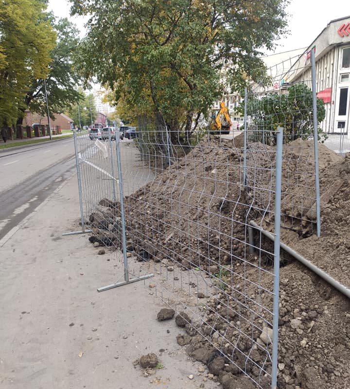 При проведении работ по прокладке инженерных сетей по адресу ул. Павла Корчагина, д. 2А подрядчик завалил тротуар землей