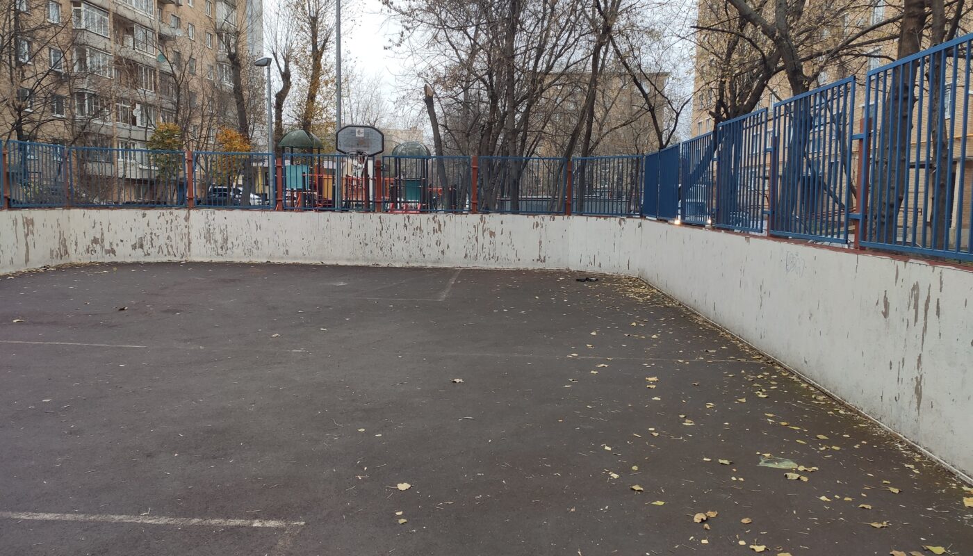 На улице Бориса Галушкина, д.16, находится спортивная площадка требующая немедленного ремонта