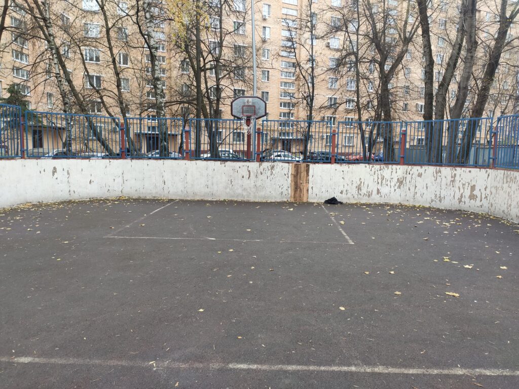 На улице Бориса Галушкина, д.16, находится спортивная площадка требующая немедленного ремонта