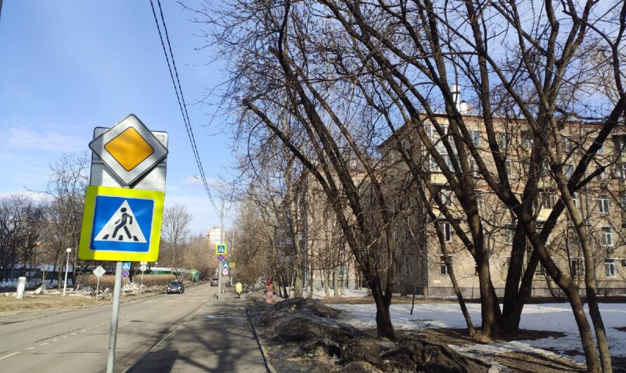 Обрезка аварийных деревьев на ул. Константинова