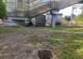 Около пешеходного моста  в парк Сокольники обнаружен открытий  колодезный люк