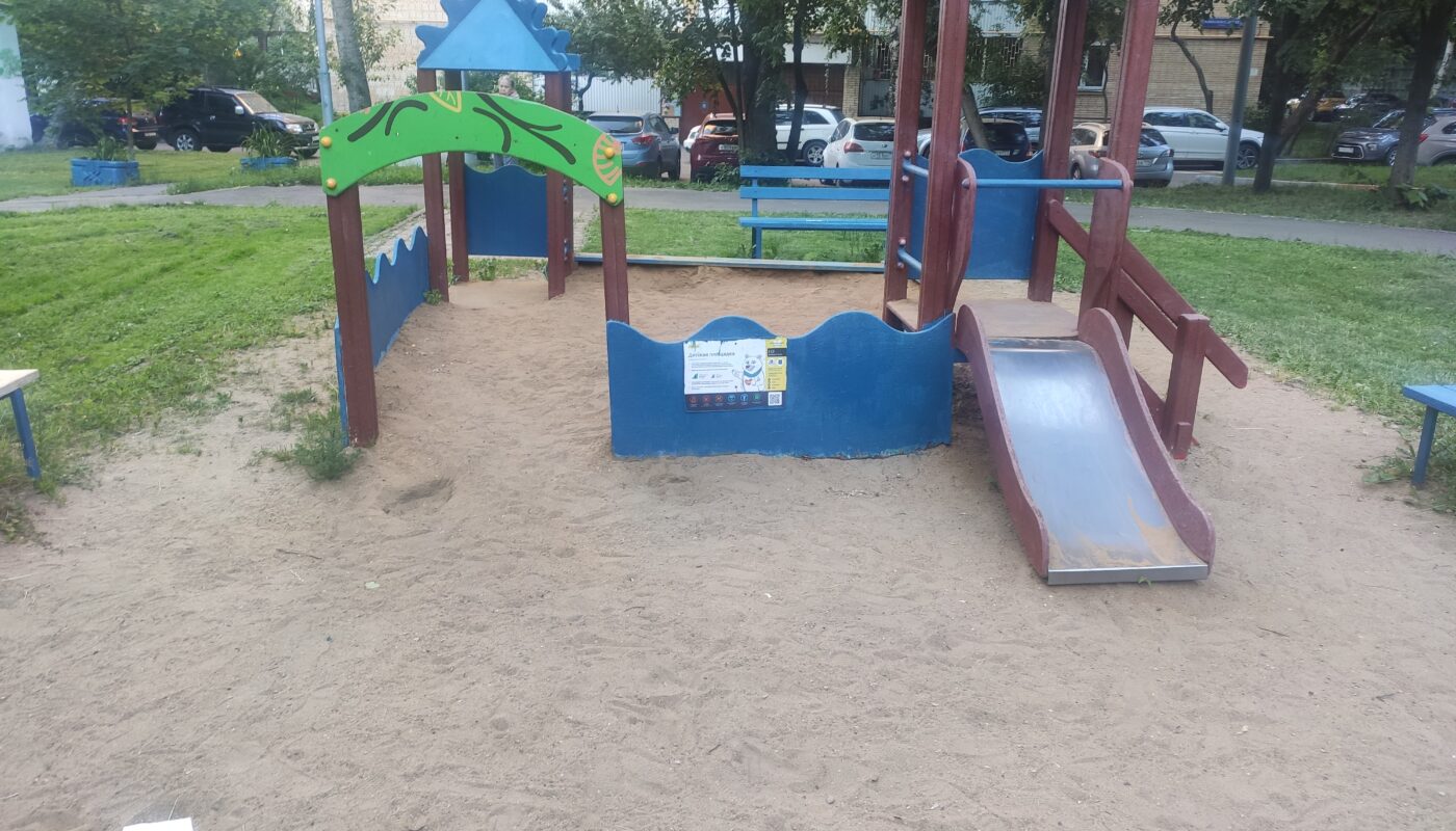 Отсутствие достаточного уровня песка и неисправный элемент на детской площадке
