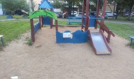 Отсутствие достаточного уровня песка и неисправный элемент на детской площадке
